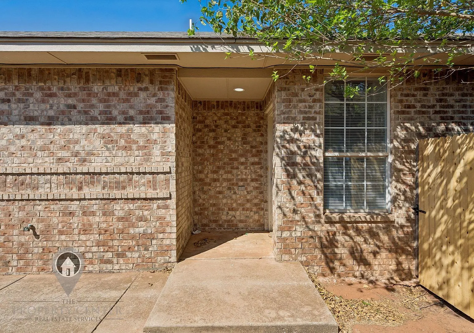 Adorable 3 bed 2 bath duplex in Yukon! *Move-In Special* — Photo 4