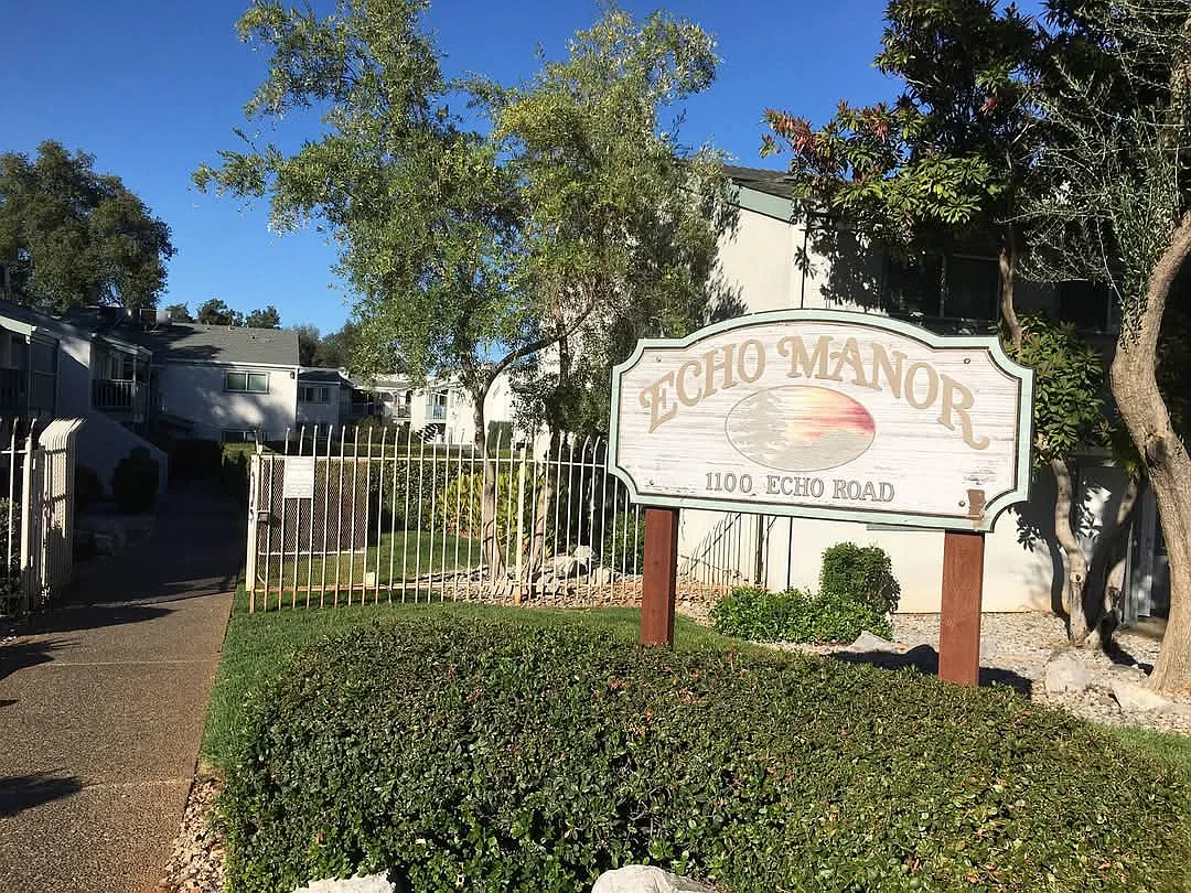 Echo Manor Apartments — Photo 2
