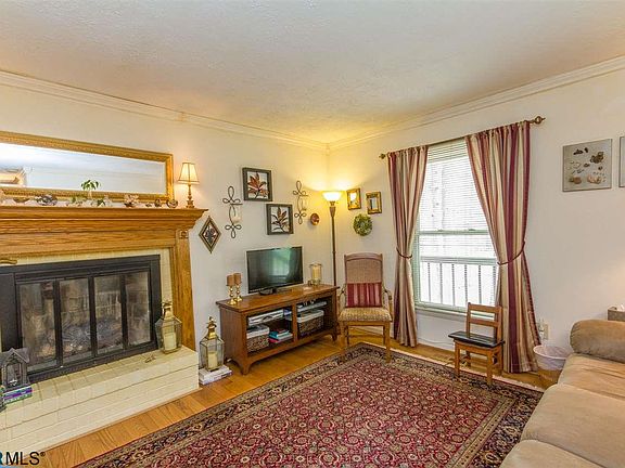 3rd image of 329 Jefferson Dr