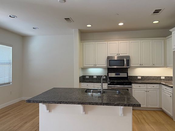 4th image of 418 Campestre Ln