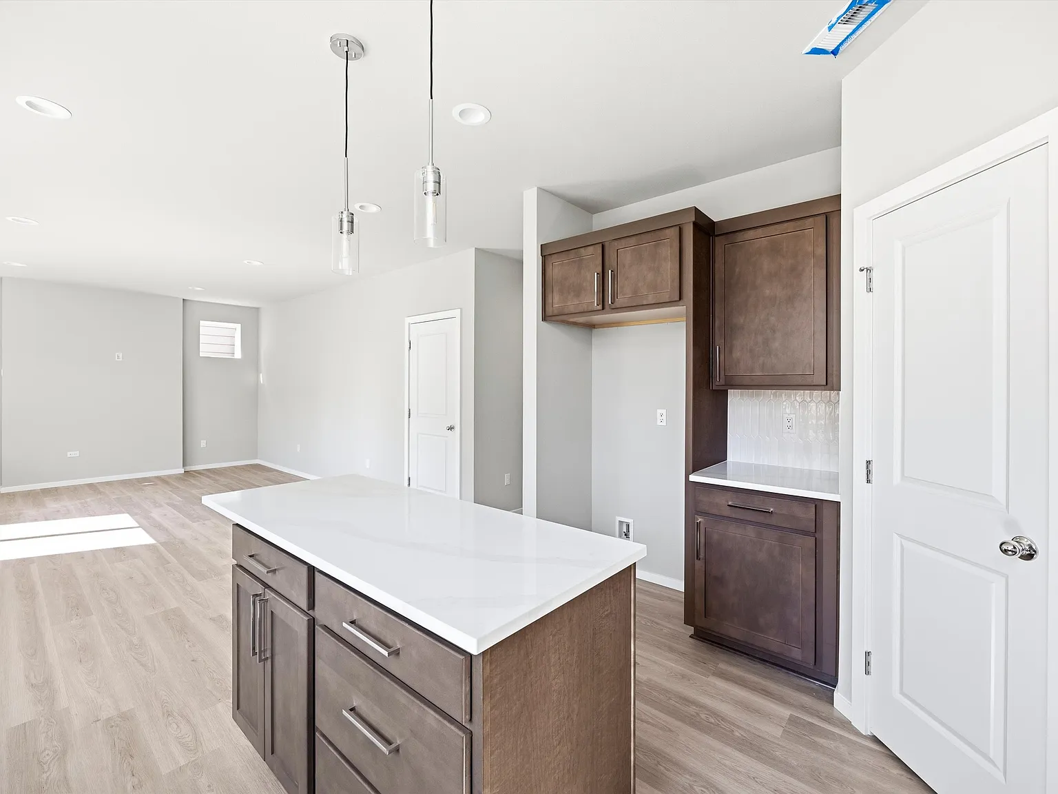 5 bed, 2154 sqft, $3,395 — Photo 4