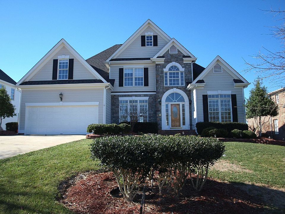 Beautiful home w/view of 18th fairway and pond in backyard...