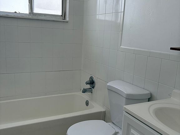 3rd image of 975 Biarritz Dr APT 10