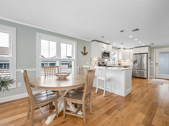 5th image of 352 Portsmouth Ave