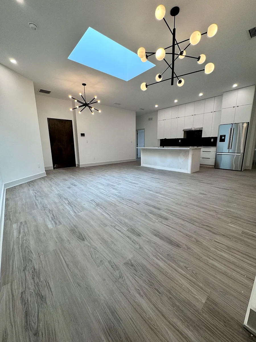 Building Photo - 2424 E Carson St #1