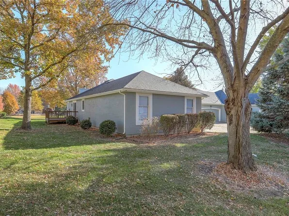 352 SW Raintree Dr, Lees Summit, MO 64082