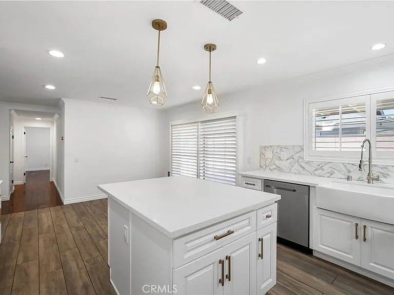 10811 Des Moines Ave — Photo 18