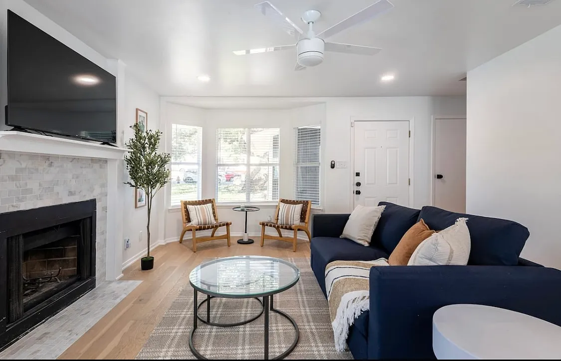 2 bed, 2.5 bath, 1300 sqft, $2,500 — Photo 2