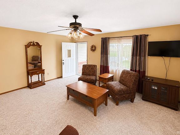 3rd image of 2 Woodmere Dr