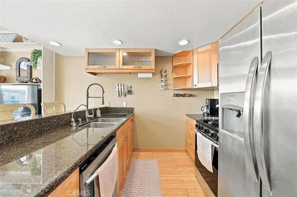 2 bed, 1049 sqft, $5,500 — Photo 3