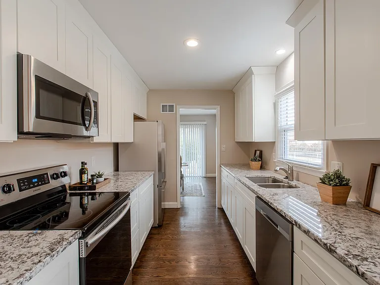 8614 Woodson Dr — Photo 12