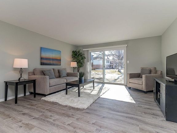 4th image of 1909 Oak St #1821DR