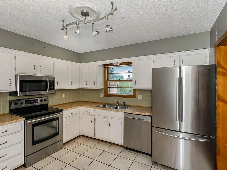 7408 NW 79th Ct — Photo 6