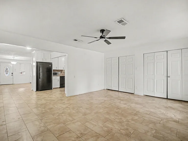 2121 Hickory Ln — Photo 6
