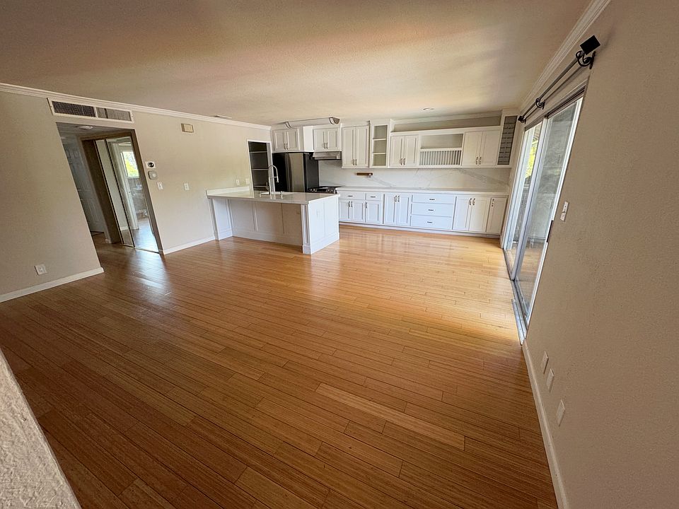 Enjoy open layout with modern appliances, this room also gets sunlight all year.
The apartment contains a central AC unit.