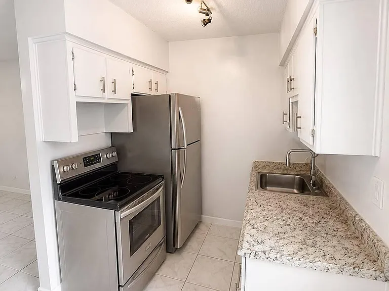 650 SW 15th Ave #1-10 — Photo 2