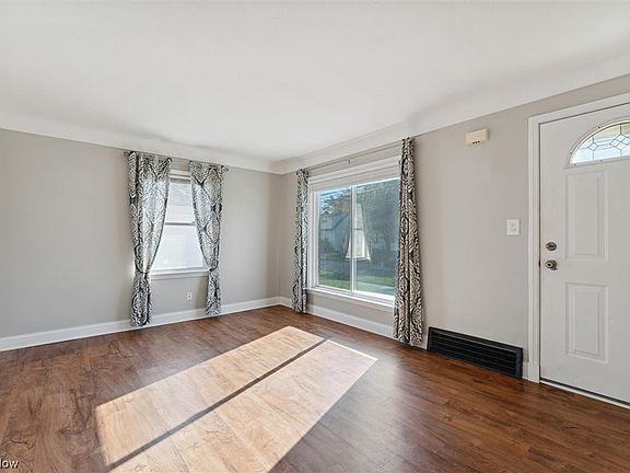 5th image of 12714 Emery Ave