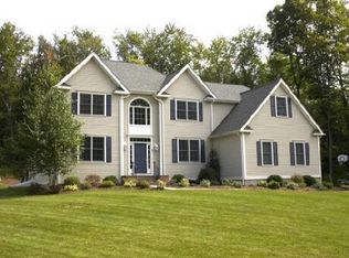 9 Sweetbriar Ln, Sandy Hook, CT 06482