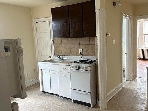 3rd image of 446 Roselyn St