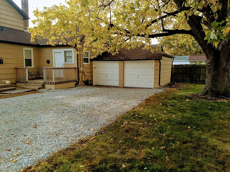 136 E Lawrence St — Photo 2