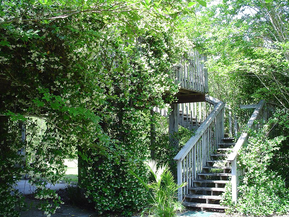 Stairs to front. Conf.Jasmin