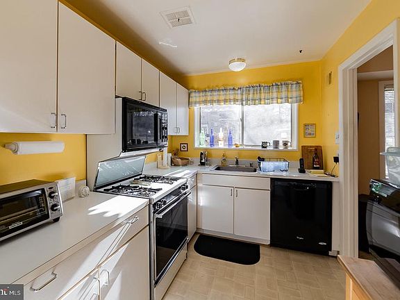 2nd image of 10661 Montrose Ave APT 1