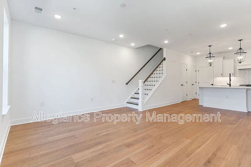 3 bed, 2.5 bath, 1619 sqft, $3,300 — Photo 2