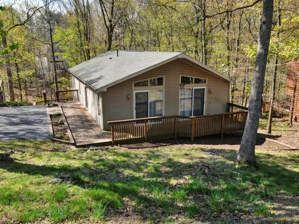 1261 Lakeview Dr, Cross Junction, VA 22625