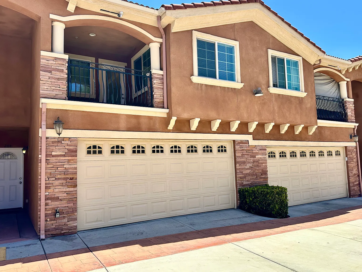 3 bed, 2.5 bath, 1167 sqft, $2,700 — Photo 1