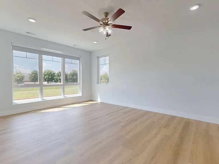 2414 N Neil St — Photo 23