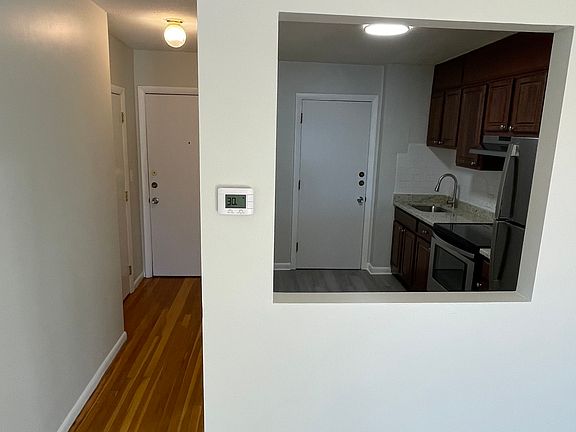 5th image of 252 Spring St #32