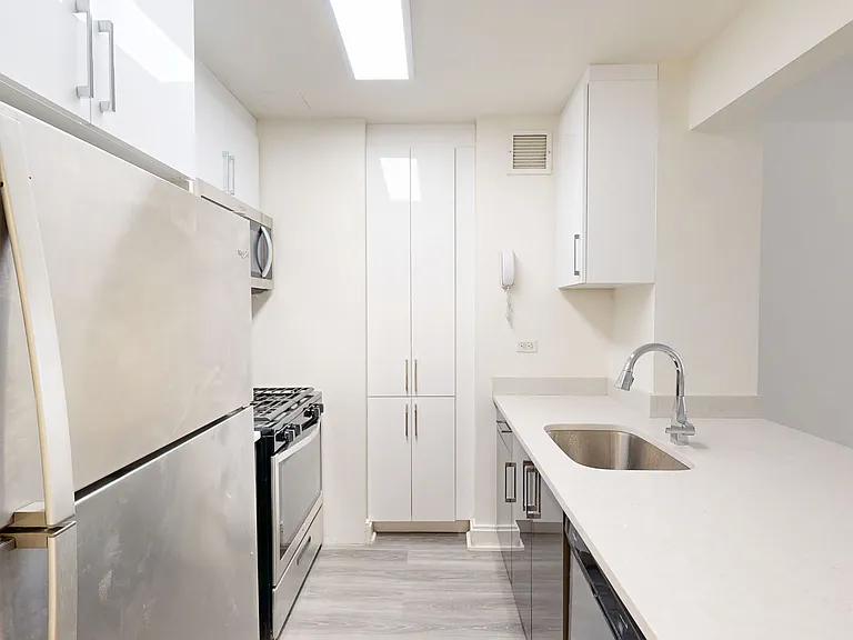 10 Hanover Square — Photo 42