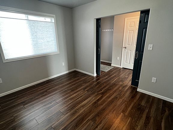 4th image of 837 Albert Dr W