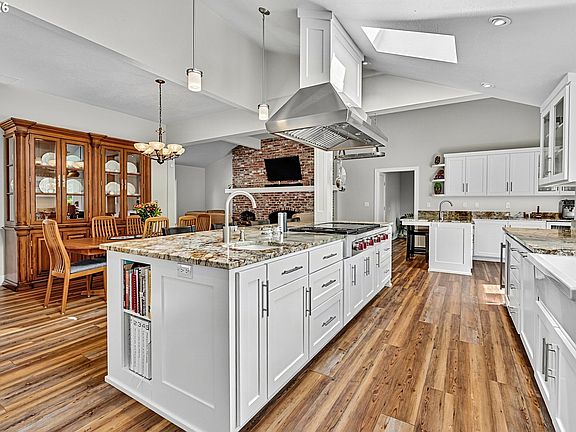 5th image of 2294 McLean Blvd