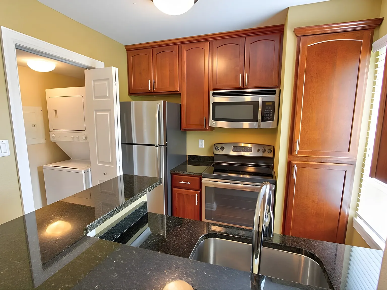 Country Club Manor — Photo 3