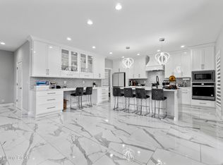 12319 Vanherr Dr, Jeffersontown, KY