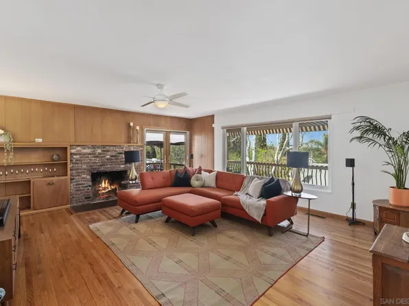 923 Sunset Dr, Vista, CA 92081