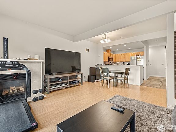 5th image of 418 SE 17th Street #10B