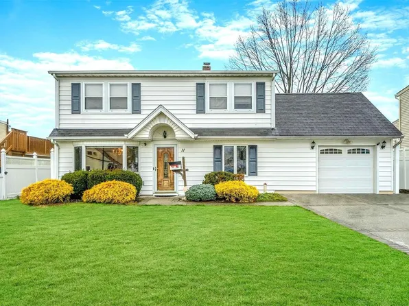 11 Needle Lane, Levittown, NY 11756