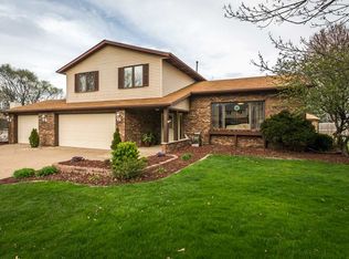 2403 Pioneer Ct, Davenport, IA 52804