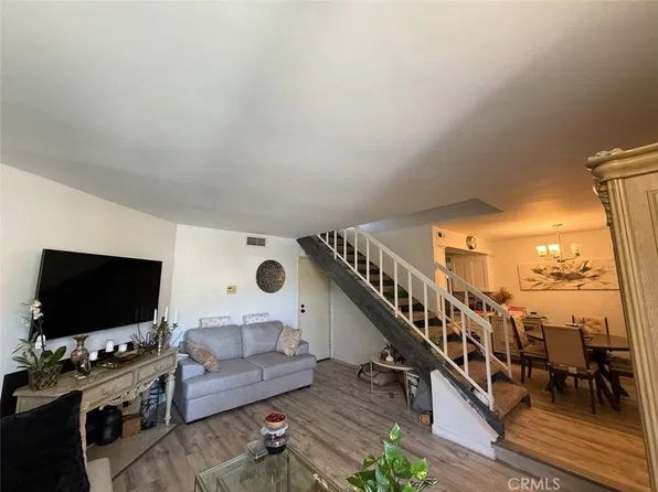 18411 Hatteras St, Tarzana, CA 91356