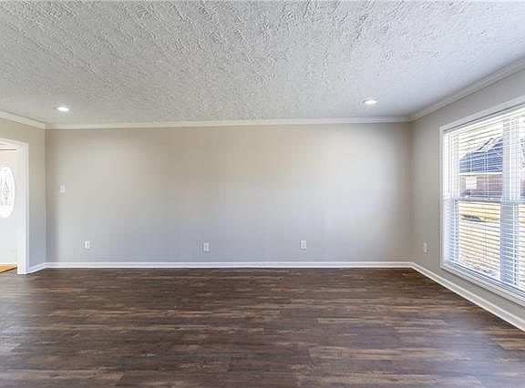 4th image of 470 E Park Manor Dr