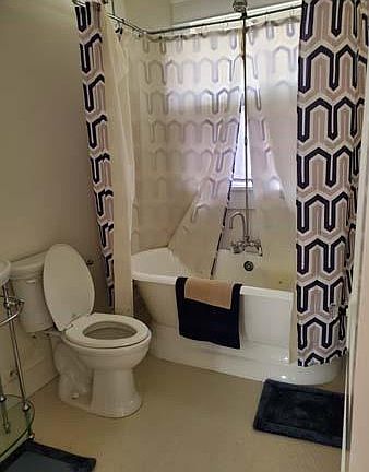 2nd image of 921 W Oak St #921
