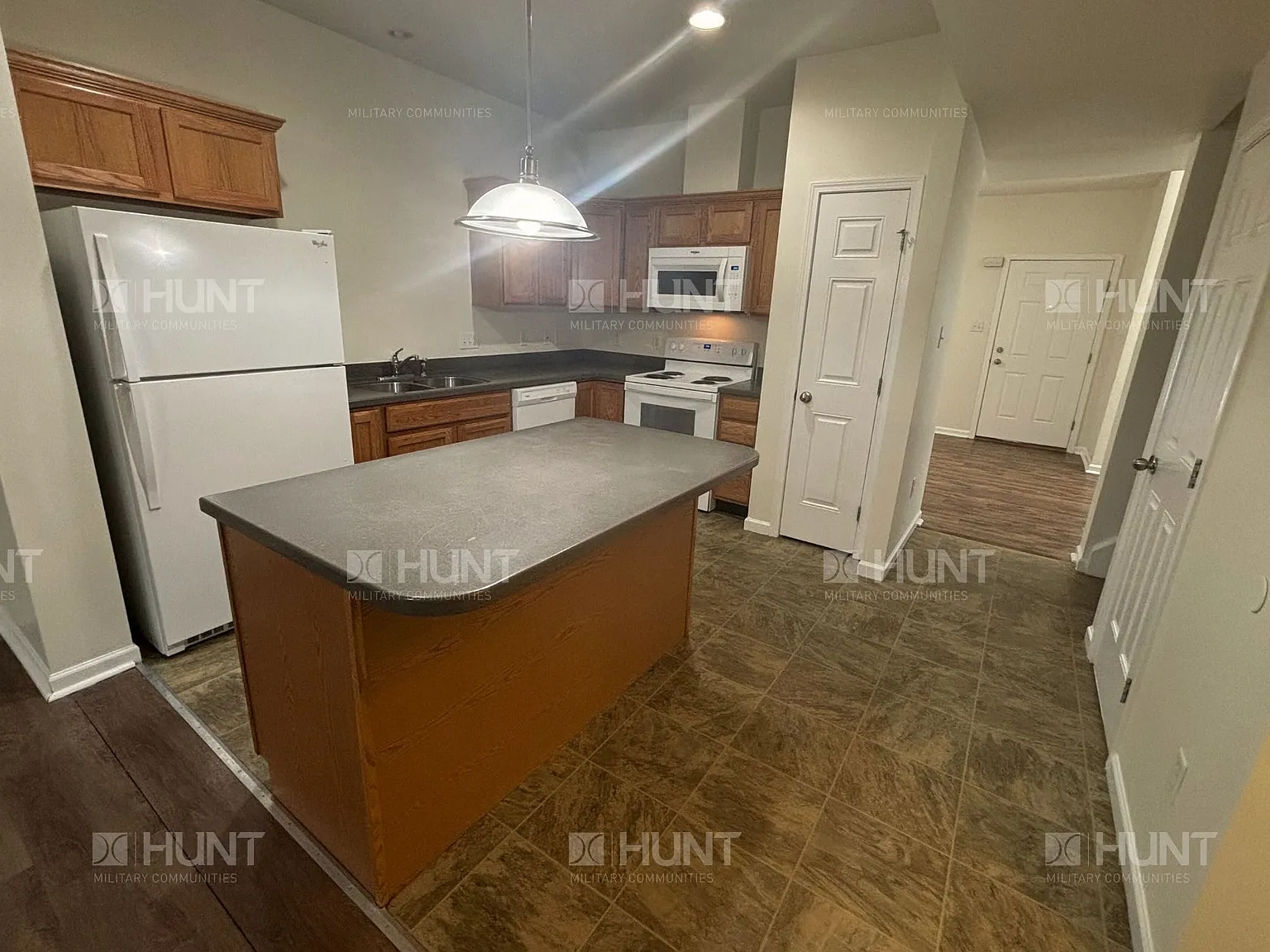 3 bed, 2.5 bath, 1692 sqft, $3,400 — Photo 3