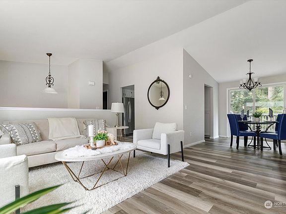 4th image of 844 SW Castilian Drive