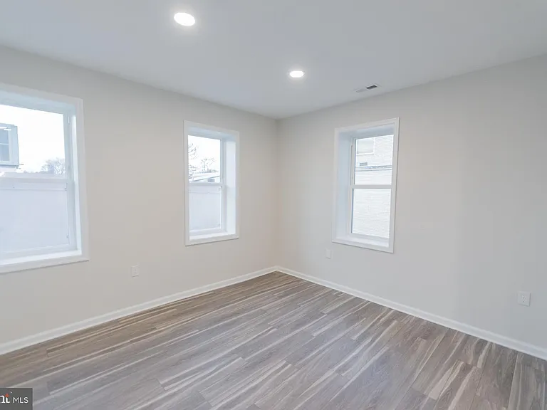 215 King St W #C — Photo 2