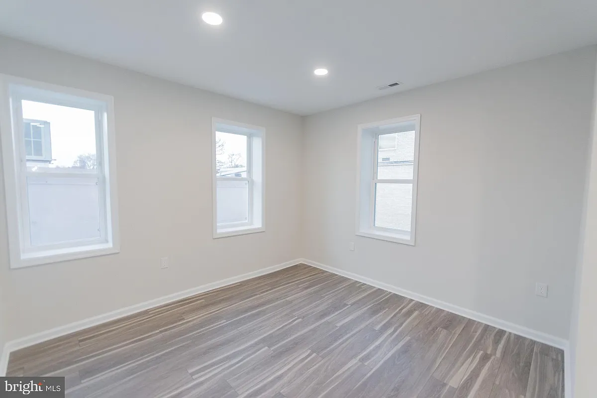 Building Photo - 215 King St W #C