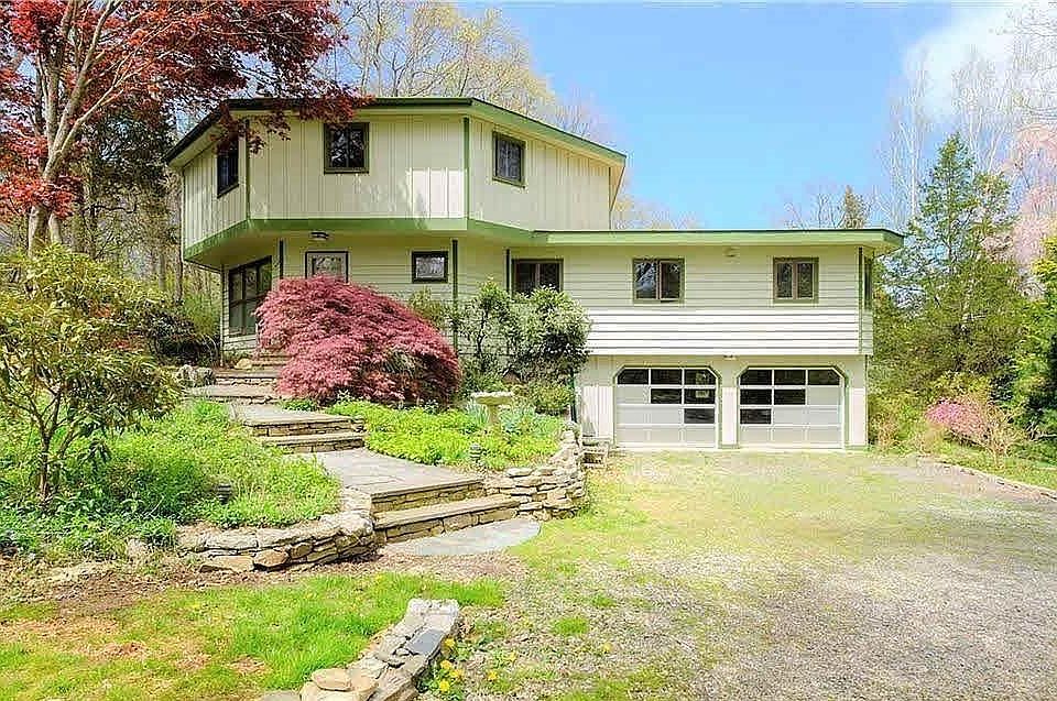 1st image of 25 Coachman Pike