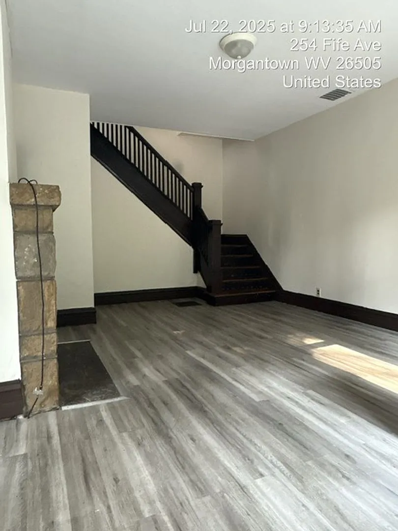 254 Fife St — Photo 3