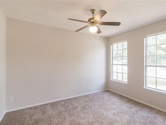 4th image of 1028 Harriman Dr